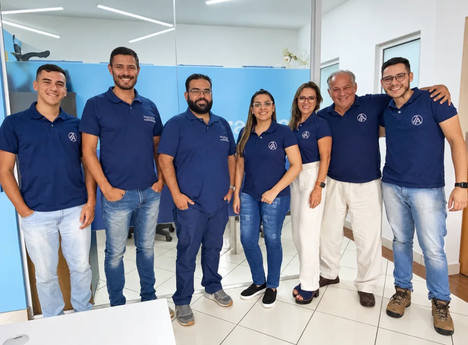 Equipe da Zanetti & Aragão reunida no escritório, com camisas institucionais azul-marinho